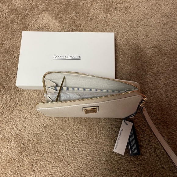 DOONEY & BOURKE SAFFIANO LARGE ZIP AROUND WRISTLET. ECRU. NEW WITH TAGS IN BOX. - Picture 3 of 7